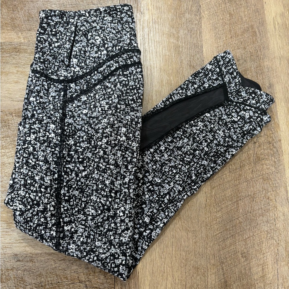 Lululemon Wonder Under Cropped Leggings • Size 4 • Side Pockets •
